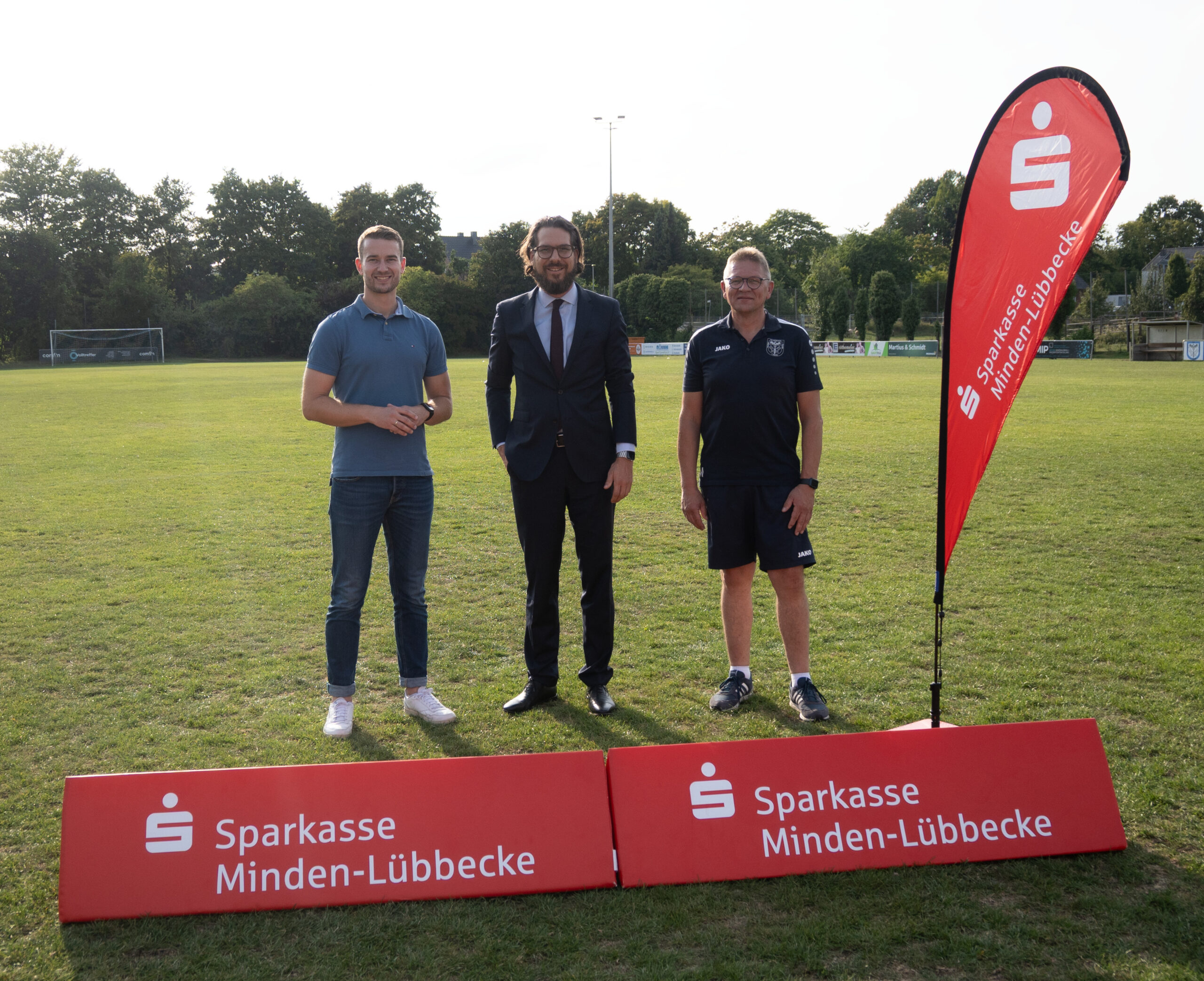 Sparkasse Minden-Lübbecke wird neuer Namensgeber des Kunstrasenplatzes in Petershagen