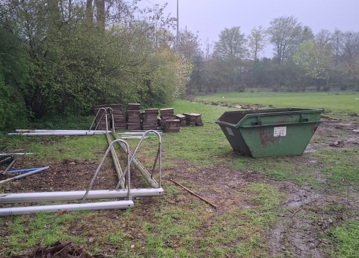 Rückbau und Abrissarbeiten für den neuen Kunstrasenplatz